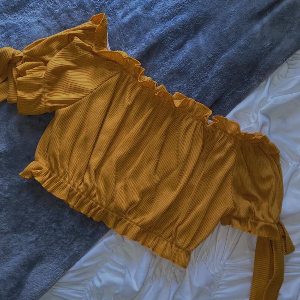 Pretty little thing off the shoulder top 🌟